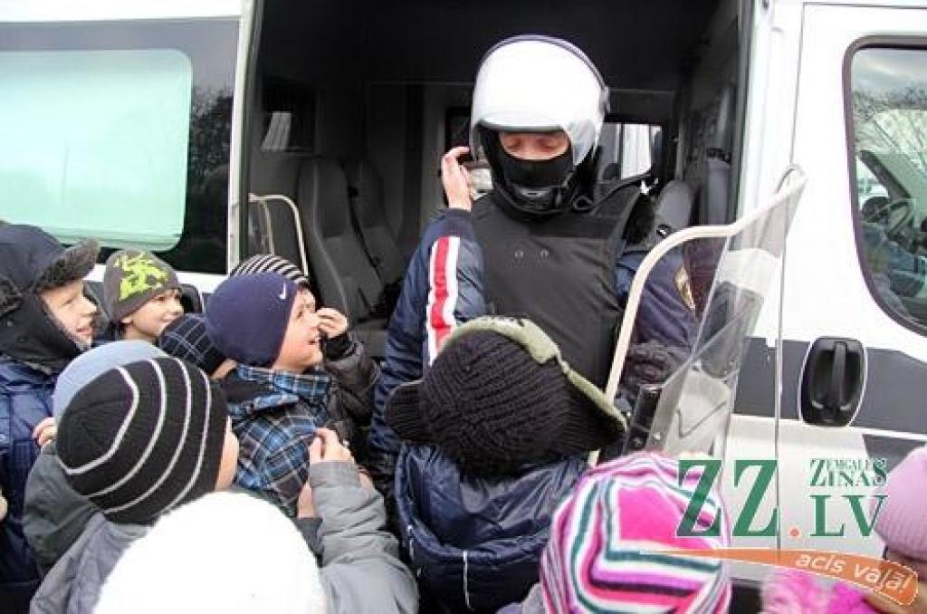 Labākie Zemgales policisti 6.decembrī no iekšlietu ministra Riharda Kozlovska un Valsts policijas priekšnieka Inta Ķuža saņēma pateicības vārdus un apbalvojumus. Atzīmējot Valsts policijas 94.gadadienu, svētku sajūta radīta arī mazākajiem...
Autors: Agris Samcovs