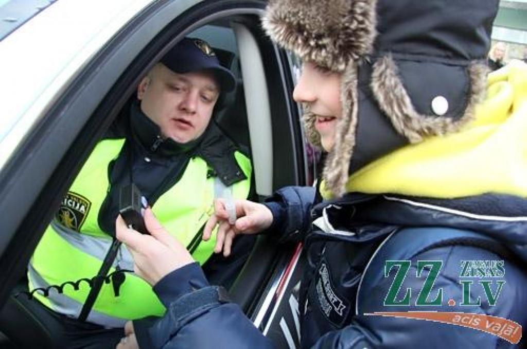 Labākie Zemgales policisti 6.decembrī no iekšlietu ministra Riharda Kozlovska un Valsts policijas priekšnieka Inta Ķuža saņēma pateicības vārdus un apbalvojumus. Atzīmējot Valsts policijas 94.gadadienu, svētku sajūta radīta arī mazākajiem...
Autors: Agris Samcovs