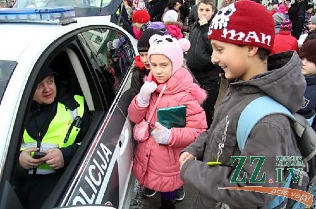 Labākie Zemgales policisti 6.decembrī no iekšlietu ministra Riharda Kozlovska un Valsts policijas priekšnieka Inta Ķuža saņēma pateicības vārdus un apbalvojumus. Atzīmējot Valsts policijas 94.gadadienu, svētku sajūta radīta arī mazākajiem...
Autors: Agris Samcovs