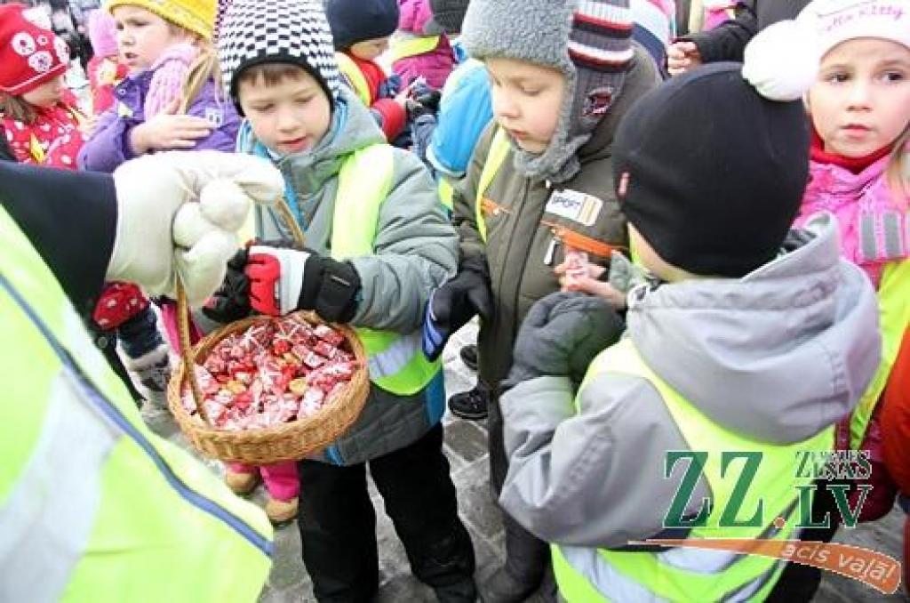 Labākie Zemgales policisti 6.decembrī no iekšlietu ministra Riharda Kozlovska un Valsts policijas priekšnieka Inta Ķuža saņēma pateicības vārdus un apbalvojumus. Atzīmējot Valsts policijas 94.gadadienu, svētku sajūta radīta arī mazākajiem...
Autors: Agris Samcovs