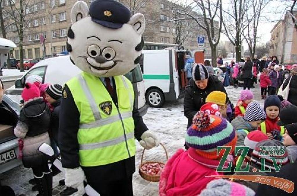 Labākie Zemgales policisti 6.decembrī no iekšlietu ministra Riharda Kozlovska un Valsts policijas priekšnieka Inta Ķuža saņēma pateicības vārdus un apbalvojumus. Atzīmējot Valsts policijas 94.gadadienu, svētku sajūta radīta arī mazākajiem...
Autors: Agris Samcovs
