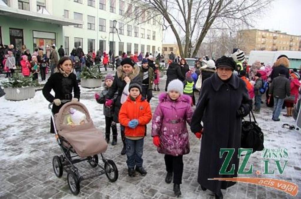 Labākie Zemgales policisti 6.decembrī no iekšlietu ministra Riharda Kozlovska un Valsts policijas priekšnieka Inta Ķuža saņēma pateicības vārdus un apbalvojumus. Atzīmējot Valsts policijas 94.gadadienu, svētku sajūta radīta arī mazākajiem...
Autors: Agris Samcovs