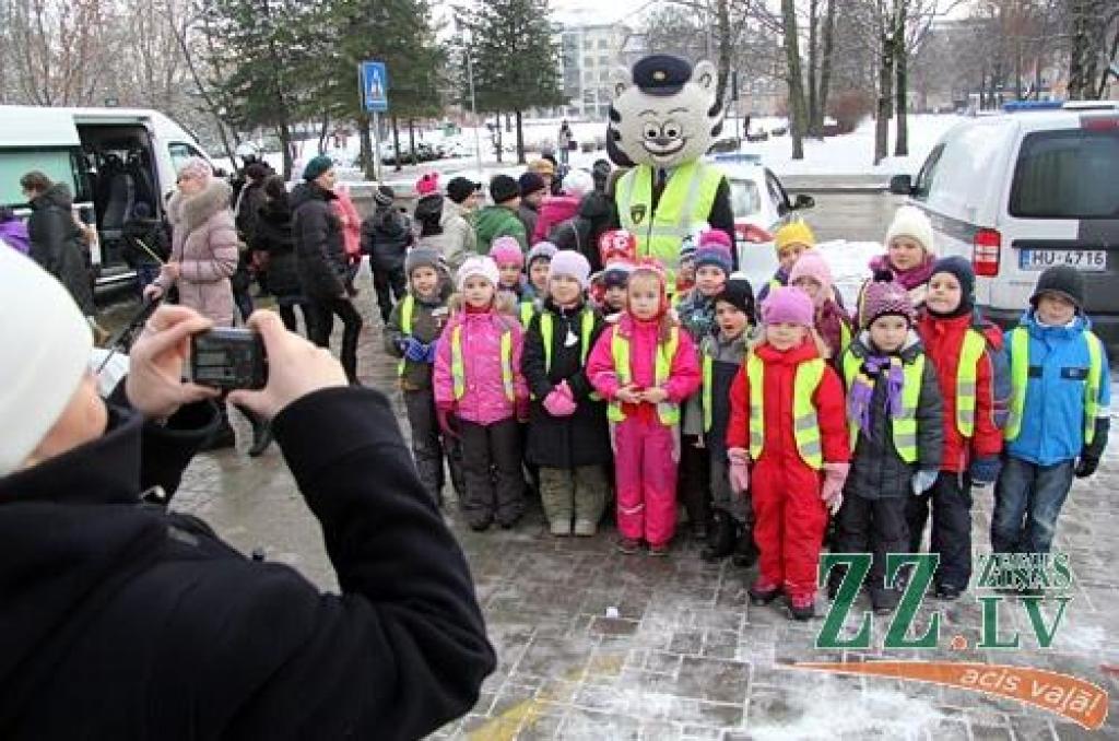Labākie Zemgales policisti 6.decembrī no iekšlietu ministra Riharda Kozlovska un Valsts policijas priekšnieka Inta Ķuža saņēma pateicības vārdus un apbalvojumus. Atzīmējot Valsts policijas 94.gadadienu, svētku sajūta radīta arī mazākajiem...
Autors: Agris Samcovs