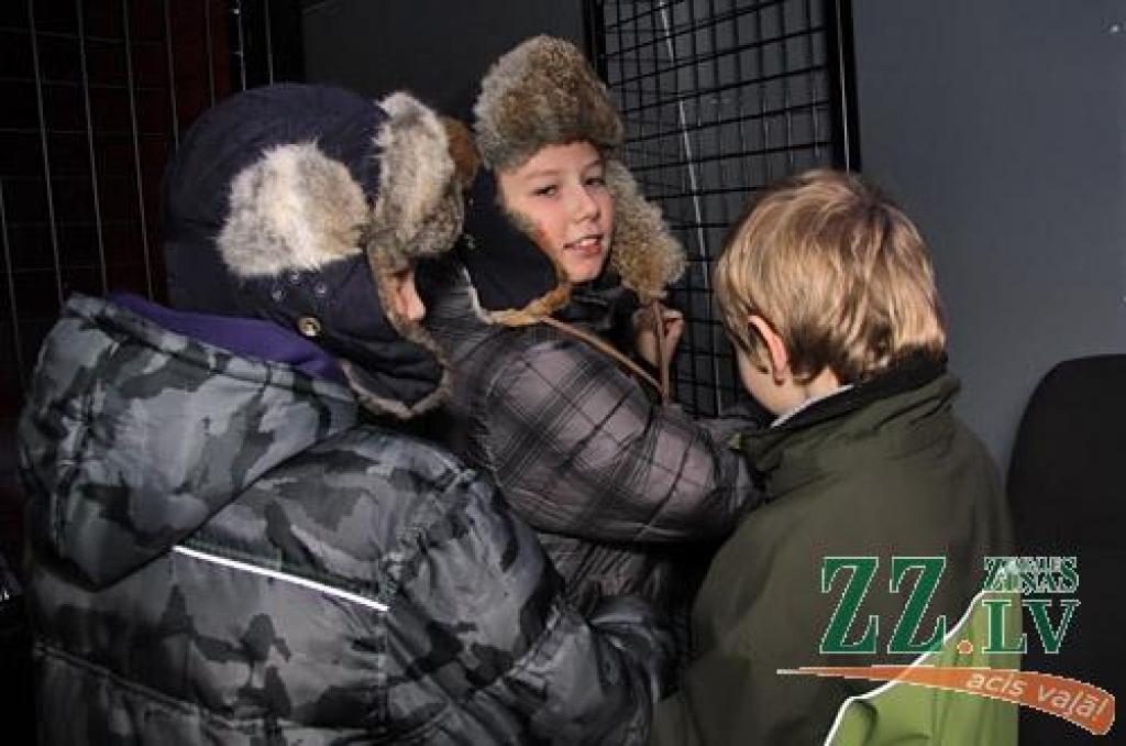 Labākie Zemgales policisti 6.decembrī no iekšlietu ministra Riharda Kozlovska un Valsts policijas priekšnieka Inta Ķuža saņēma pateicības vārdus un apbalvojumus. Atzīmējot Valsts policijas 94.gadadienu, svētku sajūta radīta arī mazākajiem...
Autors: Agris Samcovs