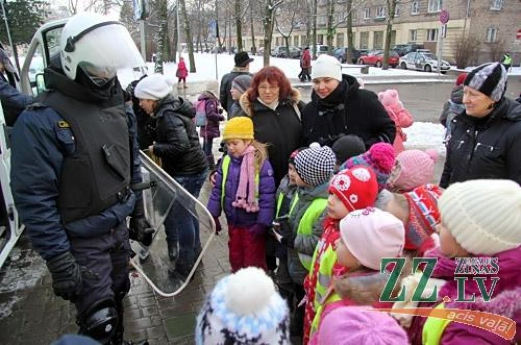 Labākie Zemgales policisti 6.decembrī no iekšlietu ministra Riharda Kozlovska un Valsts policijas priekšnieka Inta Ķuža saņēma pateicības vārdus un apbalvojumus. Atzīmējot Valsts policijas 94.gadadienu, svētku sajūta radīta arī mazākajiem...
Autors: Agris Samcovs