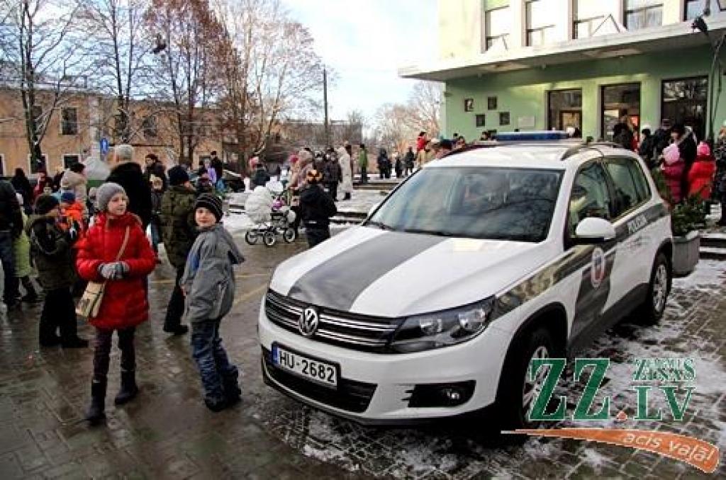 Labākie Zemgales policisti 6.decembrī no iekšlietu ministra Riharda Kozlovska un Valsts policijas priekšnieka Inta Ķuža saņēma pateicības vārdus un apbalvojumus. Atzīmējot Valsts policijas 94.gadadienu, svētku sajūta radīta arī mazākajiem...
Autors: Agris Samcovs