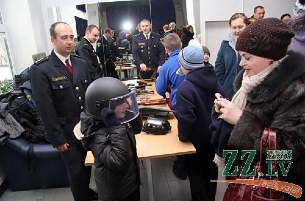 Labākie Zemgales policisti 6.decembrī no iekšlietu ministra Riharda Kozlovska un Valsts policijas priekšnieka Inta Ķuža saņēma pateicības vārdus un apbalvojumus. Atzīmējot Valsts policijas 94.gadadienu, svētku sajūta radīta arī mazākajiem...
Autors: Agris Samcovs