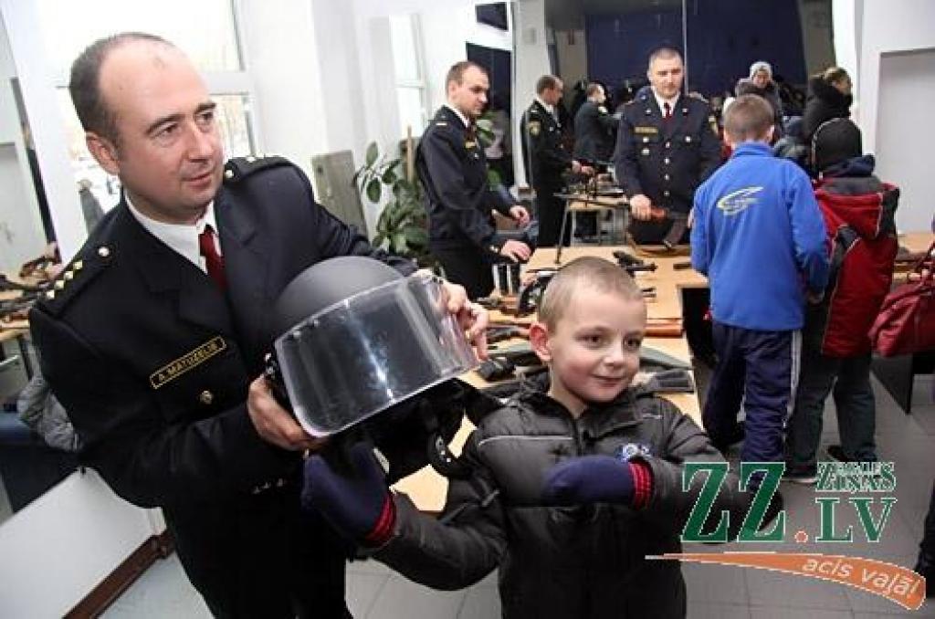 Labākie Zemgales policisti 6.decembrī no iekšlietu ministra Riharda Kozlovska un Valsts policijas priekšnieka Inta Ķuža saņēma pateicības vārdus un apbalvojumus. Atzīmējot Valsts policijas 94.gadadienu, svētku sajūta radīta arī mazākajiem...
Autors: Agris Samcovs