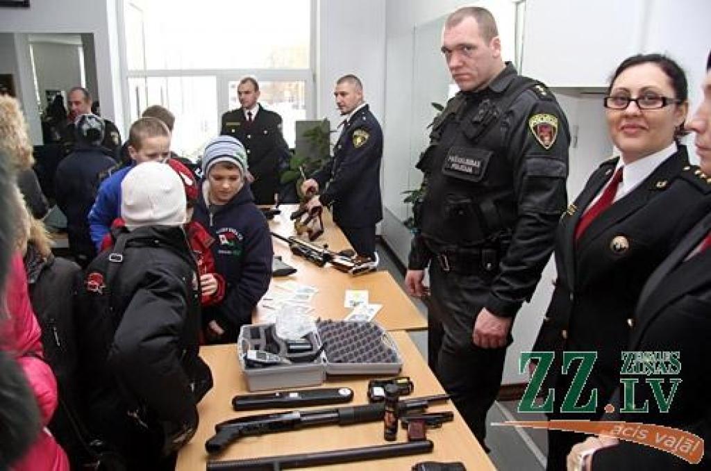 Labākie Zemgales policisti 6.decembrī no iekšlietu ministra Riharda Kozlovska un Valsts policijas priekšnieka Inta Ķuža saņēma pateicības vārdus un apbalvojumus. Atzīmējot Valsts policijas 94.gadadienu, svētku sajūta radīta arī mazākajiem...
Autors: Agris Samcovs