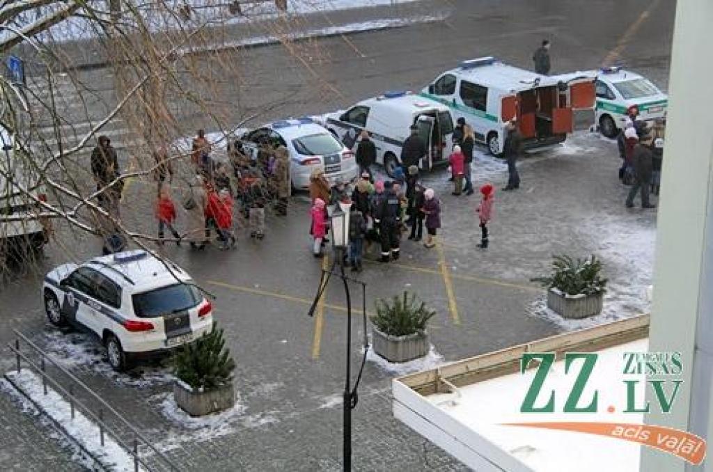 Labākie Zemgales policisti 6.decembrī no iekšlietu ministra Riharda Kozlovska un Valsts policijas priekšnieka Inta Ķuža saņēma pateicības vārdus un apbalvojumus. Atzīmējot Valsts policijas 94.gadadienu, svētku sajūta radīta arī mazākajiem...
Autors: Agris Samcovs