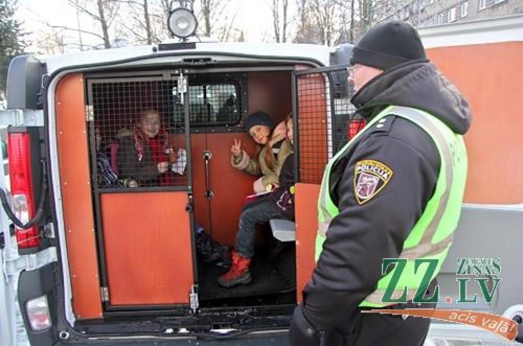 Labākie Zemgales policisti 6.decembrī no iekšlietu ministra Riharda Kozlovska un Valsts policijas priekšnieka Inta Ķuža saņēma pateicības vārdus un apbalvojumus. Atzīmējot Valsts policijas 94.gadadienu, svētku sajūta radīta arī mazākajiem...
Autors: Agris Samcovs