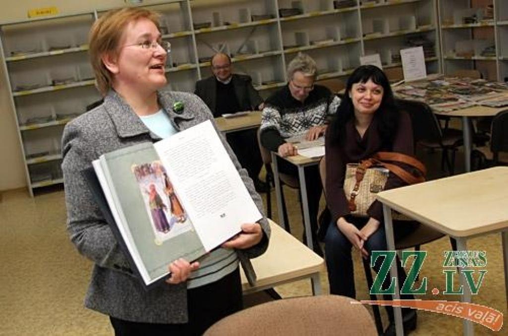 No 4.decembra līdz 2013.gada 3.februārim Zinātniskās bibliotēkas otrā stāva lasītavā atvērta izstāde «Jelgavā top grāmata pasaulei», kurā interesenti var tuvāk iepazīties ar tiem Jelgavas tipogrāfijā tapušajiem izdevumiem, kas ikdienā...