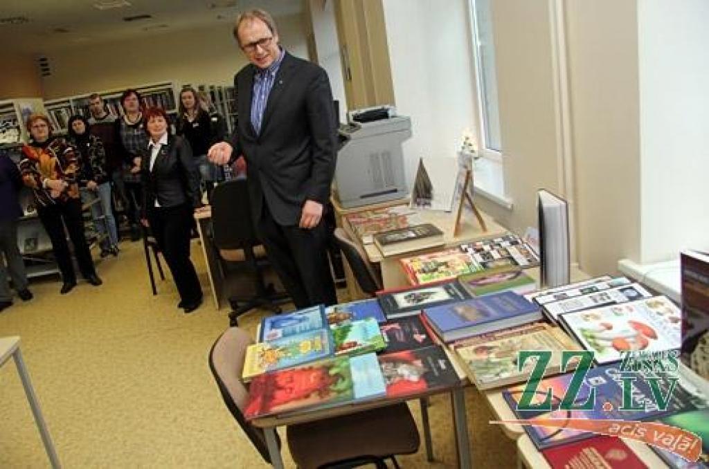 No 4.decembra līdz 2013.gada 3.februārim Zinātniskās bibliotēkas otrā stāva lasītavā atvērta izstāde «Jelgavā top grāmata pasaulei», kurā interesenti var tuvāk iepazīties ar tiem Jelgavas tipogrāfijā tapušajiem izdevumiem, kas ikdienā...