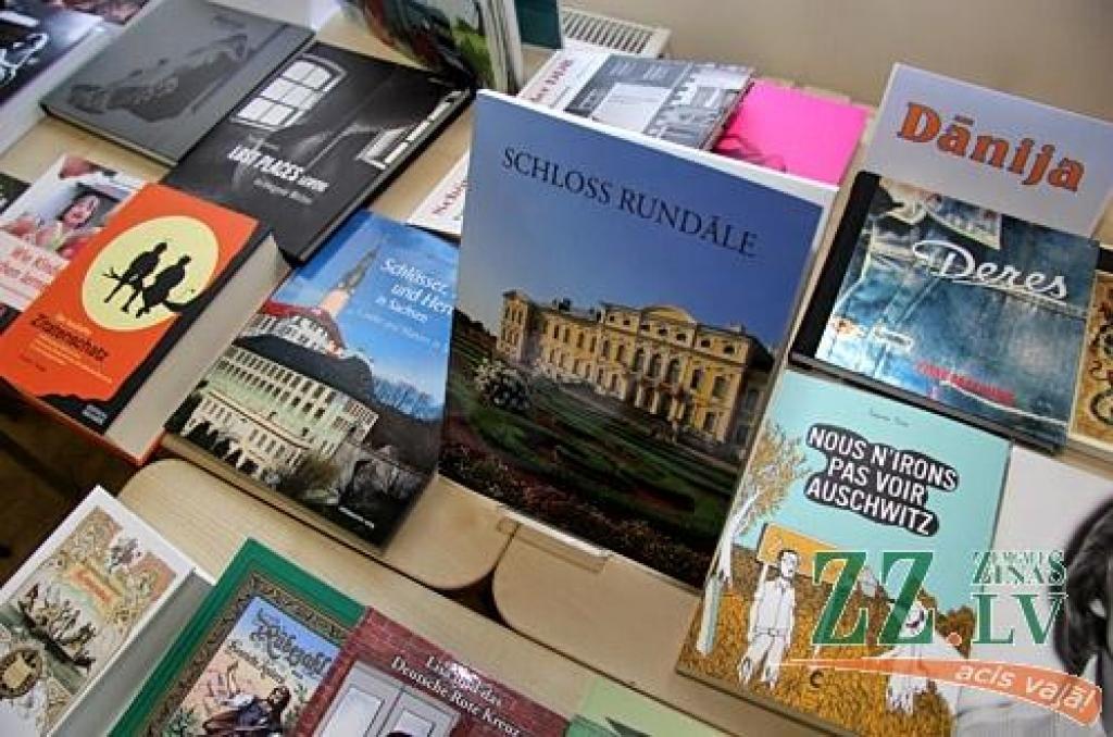 No 4.decembra līdz 2013.gada 3.februārim Zinātniskās bibliotēkas otrā stāva lasītavā atvērta izstāde «Jelgavā top grāmata pasaulei», kurā interesenti var tuvāk iepazīties ar tiem Jelgavas tipogrāfijā tapušajiem izdevumiem, kas ikdienā...