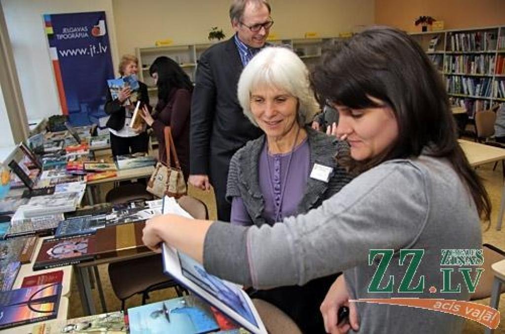 No 4.decembra līdz 2013.gada 3.februārim Zinātniskās bibliotēkas otrā stāva lasītavā atvērta izstāde «Jelgavā top grāmata pasaulei», kurā interesenti var tuvāk iepazīties ar tiem Jelgavas tipogrāfijā tapušajiem izdevumiem, kas ikdienā...