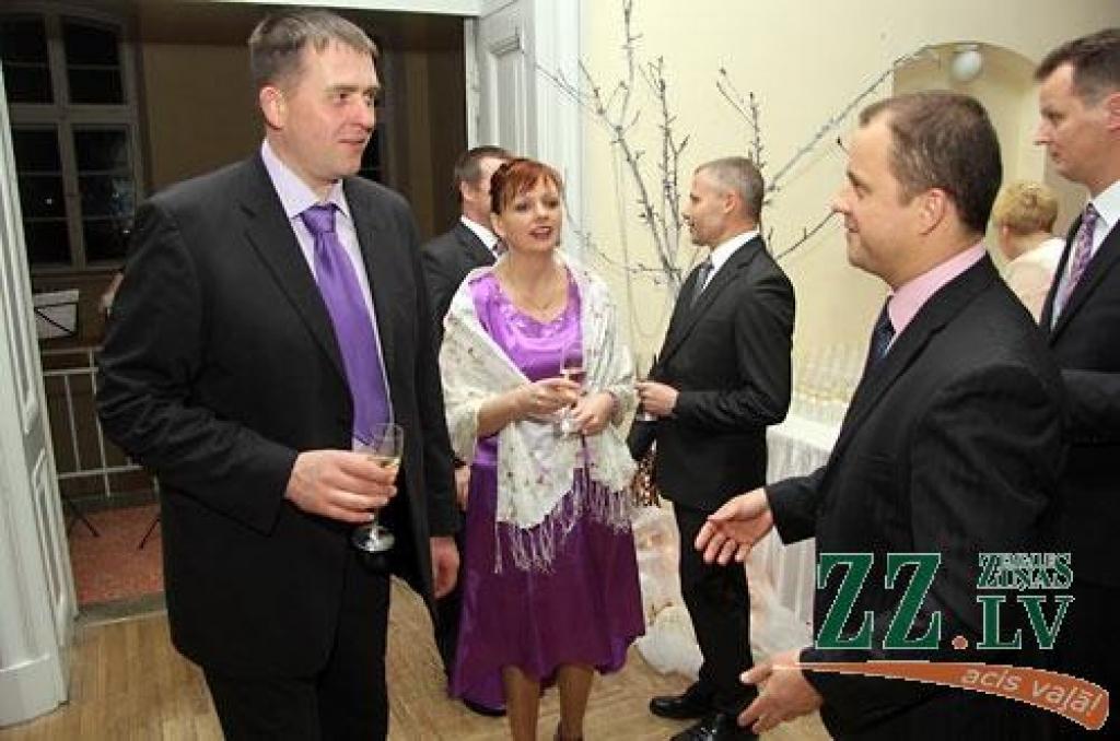 Jelgavas pilī sveikti konkursa «Zelta rapsis» laureāti. Konkurss, kas notiek piekto gadu, pulcēja pilnu pils aulu.
«Zelta rapsis» ir konkurss Latvijas rapšu audzētājiem, kas notiek ar mērķi noskaidrot ekonomiski efektīvāko rapšu audzēšanas...