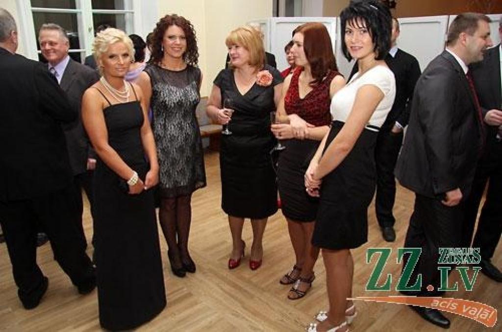 Jelgavas pilī sveikti konkursa «Zelta rapsis» laureāti. Konkurss, kas notiek piekto gadu, pulcēja pilnu pils aulu.
«Zelta rapsis» ir konkurss Latvijas rapšu audzētājiem, kas notiek ar mērķi noskaidrot ekonomiski efektīvāko rapšu audzēšanas...