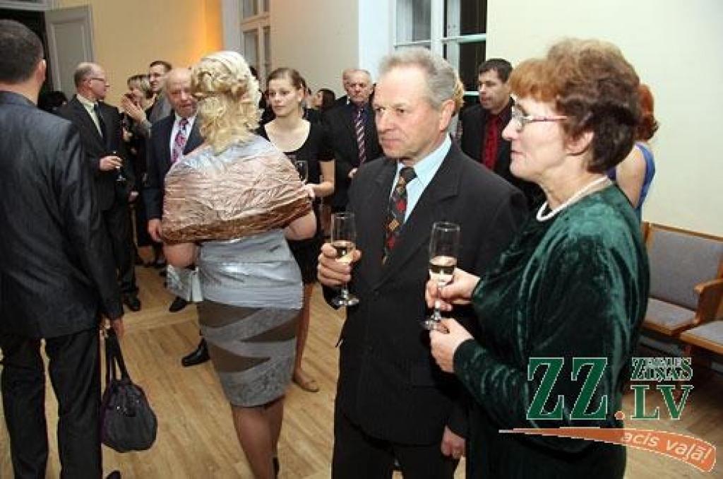 Jelgavas pilī sveikti konkursa «Zelta rapsis» laureāti. Konkurss, kas notiek piekto gadu, pulcēja pilnu pils aulu.
«Zelta rapsis» ir konkurss Latvijas rapšu audzētājiem, kas notiek ar mērķi noskaidrot ekonomiski efektīvāko rapšu audzēšanas...