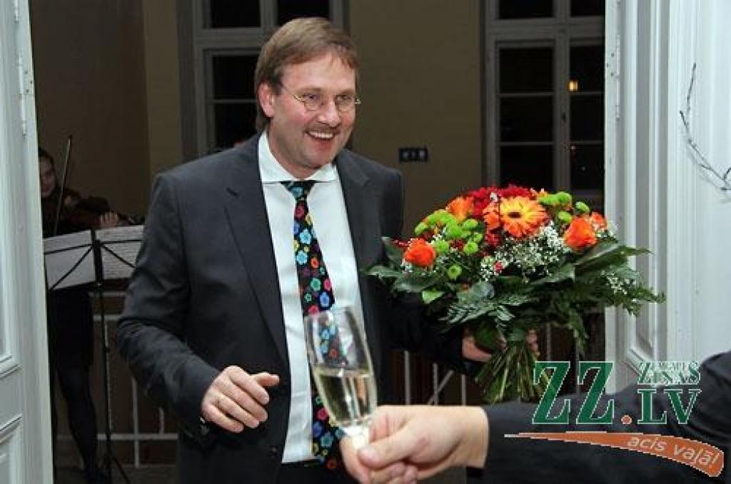 Jelgavas pilī sveikti konkursa «Zelta rapsis» laureāti. Konkurss, kas notiek piekto gadu, pulcēja pilnu pils aulu.
«Zelta rapsis» ir konkurss Latvijas rapšu audzētājiem, kas notiek ar mērķi noskaidrot ekonomiski efektīvāko rapšu audzēšanas...