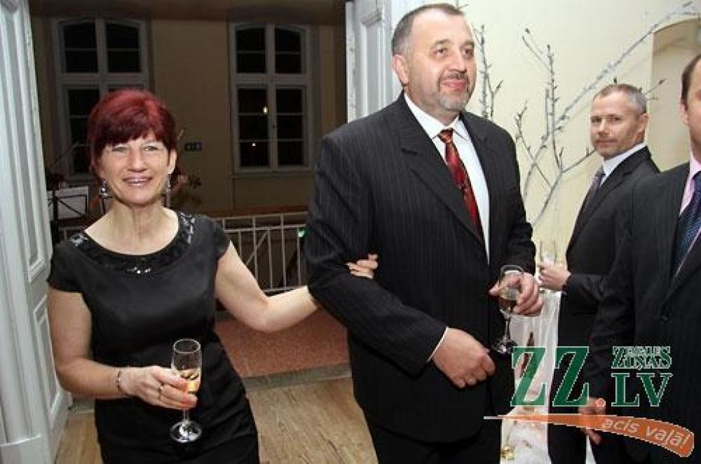 Jelgavas pilī sveikti konkursa «Zelta rapsis» laureāti. Konkurss, kas notiek piekto gadu, pulcēja pilnu pils aulu.
«Zelta rapsis» ir konkurss Latvijas rapšu audzētājiem, kas notiek ar mērķi noskaidrot ekonomiski efektīvāko rapšu audzēšanas...