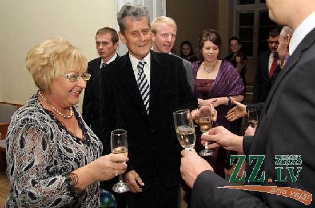 Jelgavas pilī sveikti konkursa «Zelta rapsis» laureāti. Konkurss, kas notiek piekto gadu, pulcēja pilnu pils aulu.
«Zelta rapsis» ir konkurss Latvijas rapšu audzētājiem, kas notiek ar mērķi noskaidrot ekonomiski efektīvāko rapšu audzēšanas...