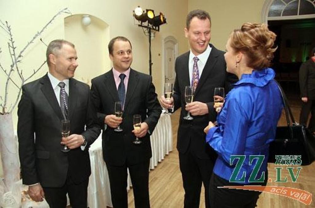 Jelgavas pilī sveikti konkursa «Zelta rapsis» laureāti. Konkurss, kas notiek piekto gadu, pulcēja pilnu pils aulu.
«Zelta rapsis» ir konkurss Latvijas rapšu audzētājiem, kas notiek ar mērķi noskaidrot ekonomiski efektīvāko rapšu audzēšanas...