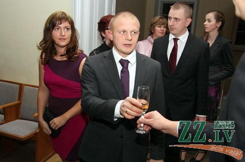 Jelgavas pilī sveikti konkursa «Zelta rapsis» laureāti. Konkurss, kas notiek piekto gadu, pulcēja pilnu pils aulu.
«Zelta rapsis» ir konkurss Latvijas rapšu audzētājiem, kas notiek ar mērķi noskaidrot ekonomiski efektīvāko rapšu audzēšanas...