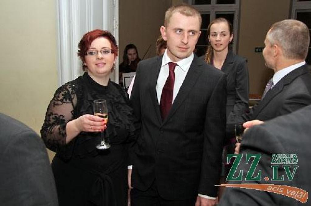 Jelgavas pilī sveikti konkursa «Zelta rapsis» laureāti. Konkurss, kas notiek piekto gadu, pulcēja pilnu pils aulu.
«Zelta rapsis» ir konkurss Latvijas rapšu audzētājiem, kas notiek ar mērķi noskaidrot ekonomiski efektīvāko rapšu audzēšanas...