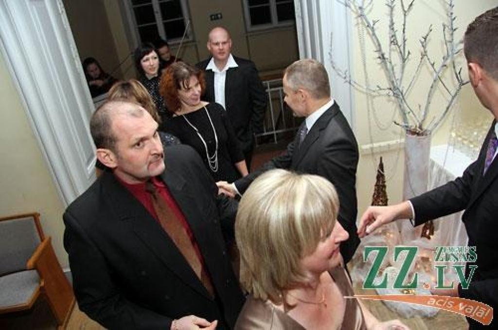 Jelgavas pilī sveikti konkursa «Zelta rapsis» laureāti. Konkurss, kas notiek piekto gadu, pulcēja pilnu pils aulu.
«Zelta rapsis» ir konkurss Latvijas rapšu audzētājiem, kas notiek ar mērķi noskaidrot ekonomiski efektīvāko rapšu audzēšanas...