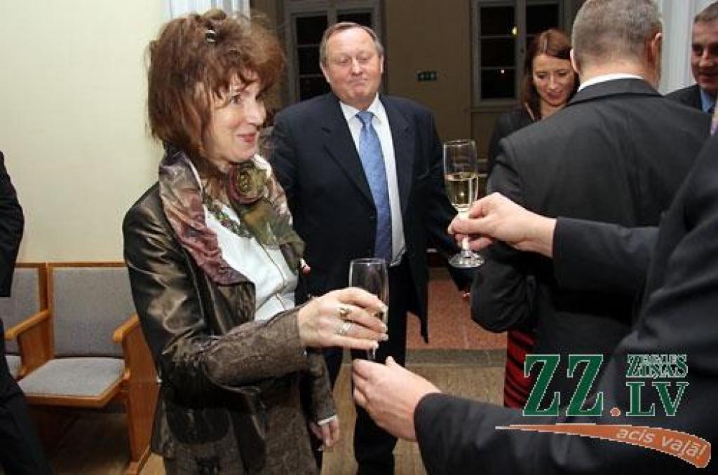 Jelgavas pilī sveikti konkursa «Zelta rapsis» laureāti. Konkurss, kas notiek piekto gadu, pulcēja pilnu pils aulu.
«Zelta rapsis» ir konkurss Latvijas rapšu audzētājiem, kas notiek ar mērķi noskaidrot ekonomiski efektīvāko rapšu audzēšanas...