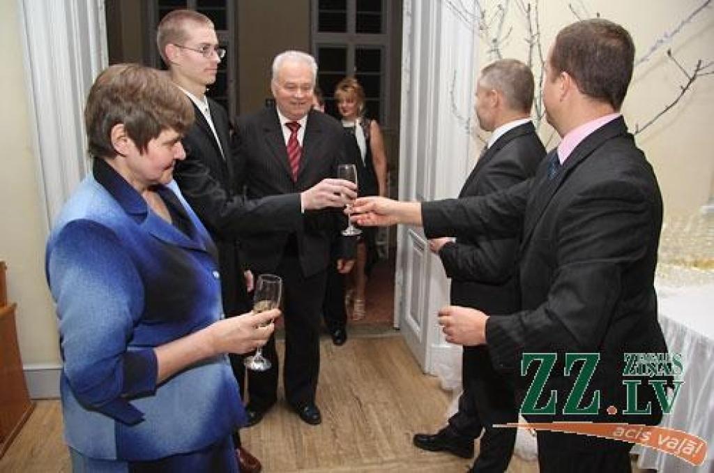 Jelgavas pilī sveikti konkursa «Zelta rapsis» laureāti. Konkurss, kas notiek piekto gadu, pulcēja pilnu pils aulu.
«Zelta rapsis» ir konkurss Latvijas rapšu audzētājiem, kas notiek ar mērķi noskaidrot ekonomiski efektīvāko rapšu audzēšanas...