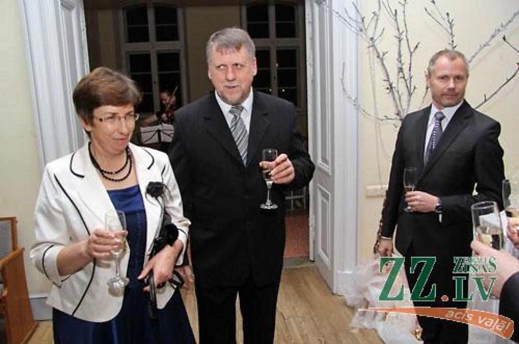 Jelgavas pilī sveikti konkursa «Zelta rapsis» laureāti. Konkurss, kas notiek piekto gadu, pulcēja pilnu pils aulu.
«Zelta rapsis» ir konkurss Latvijas rapšu audzētājiem, kas notiek ar mērķi noskaidrot ekonomiski efektīvāko rapšu audzēšanas...