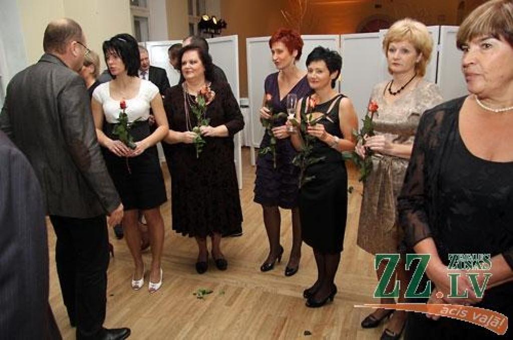 Jelgavas pilī sveikti konkursa «Zelta rapsis» laureāti. Konkurss, kas notiek piekto gadu, pulcēja pilnu pils aulu.
«Zelta rapsis» ir konkurss Latvijas rapšu audzētājiem, kas notiek ar mērķi noskaidrot ekonomiski efektīvāko rapšu audzēšanas...