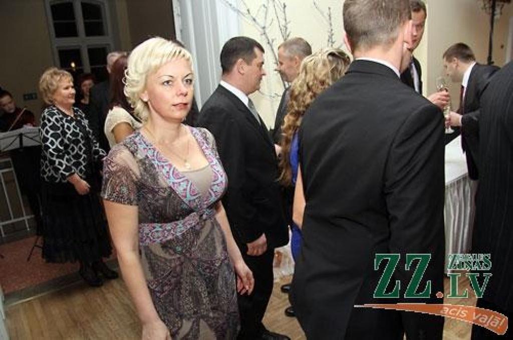 Jelgavas pilī sveikti konkursa «Zelta rapsis» laureāti. Konkurss, kas notiek piekto gadu, pulcēja pilnu pils aulu.
«Zelta rapsis» ir konkurss Latvijas rapšu audzētājiem, kas notiek ar mērķi noskaidrot ekonomiski efektīvāko rapšu audzēšanas...