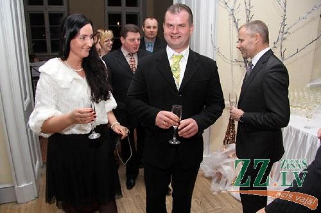 Jelgavas pilī sveikti konkursa «Zelta rapsis» laureāti. Konkurss, kas notiek piekto gadu, pulcēja pilnu pils aulu.
«Zelta rapsis» ir konkurss Latvijas rapšu audzētājiem, kas notiek ar mērķi noskaidrot ekonomiski efektīvāko rapšu audzēšanas...