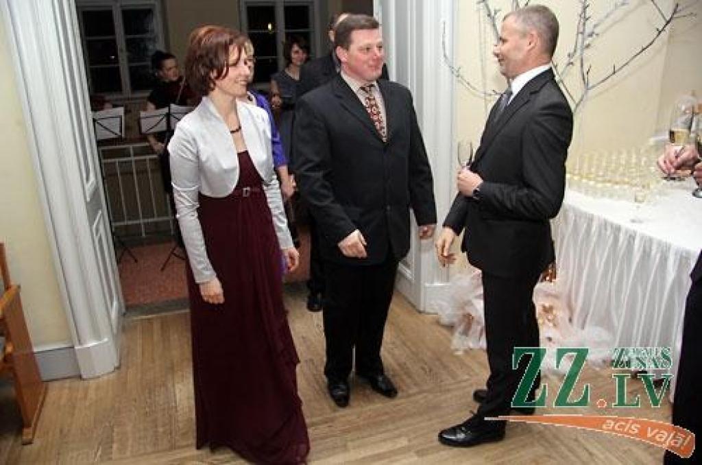 Jelgavas pilī sveikti konkursa «Zelta rapsis» laureāti. Konkurss, kas notiek piekto gadu, pulcēja pilnu pils aulu.
«Zelta rapsis» ir konkurss Latvijas rapšu audzētājiem, kas notiek ar mērķi noskaidrot ekonomiski efektīvāko rapšu audzēšanas...