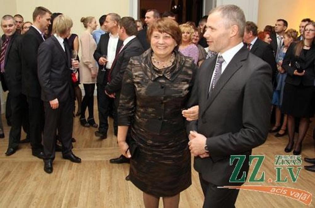 Jelgavas pilī sveikti konkursa «Zelta rapsis» laureāti. Konkurss, kas notiek piekto gadu, pulcēja pilnu pils aulu.
«Zelta rapsis» ir konkurss Latvijas rapšu audzētājiem, kas notiek ar mērķi noskaidrot ekonomiski efektīvāko rapšu audzēšanas...