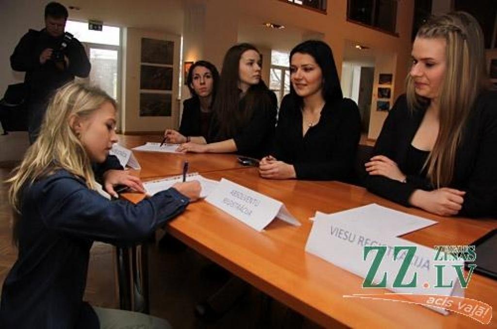Spīdolas dienas priekšvakarā atskatoties uz gada laikā mācību darbā paveikto, dažādos konkursos un olimpiādēs sasniegto, projektos piedzīvoto un eksāmenos saņemto, Jelgavas Spīdolas ģimnāzijas direktore Ilze Vilkārse atzīst, ka skolēni...
