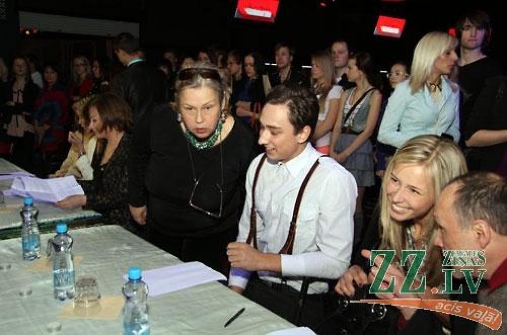 Naktsklubā «Tonuss» noteikti konkursa «Mis un Misters Jelgava 2012» uzvarētāji. No desmit pretendentiem skaistumkaralienes kroni šogad nesīs valgundniece Spīdolas ģimnāzijas 12.klases skolniece Sintija Blūma, bet par «Misteru Jelgava»...