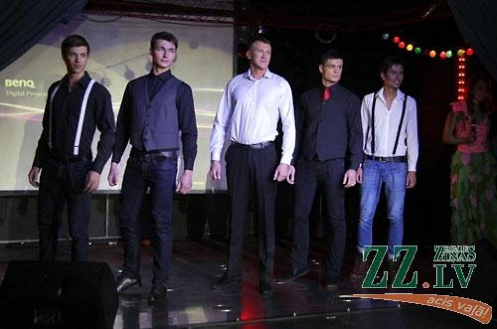 Naktsklubā «Tonuss» noteikti konkursa «Mis un Misters Jelgava 2012» uzvarētāji. No desmit pretendentiem skaistumkaralienes kroni šogad nesīs valgundniece Spīdolas ģimnāzijas 12.klases skolniece Sintija Blūma, bet par «Misteru Jelgava»...