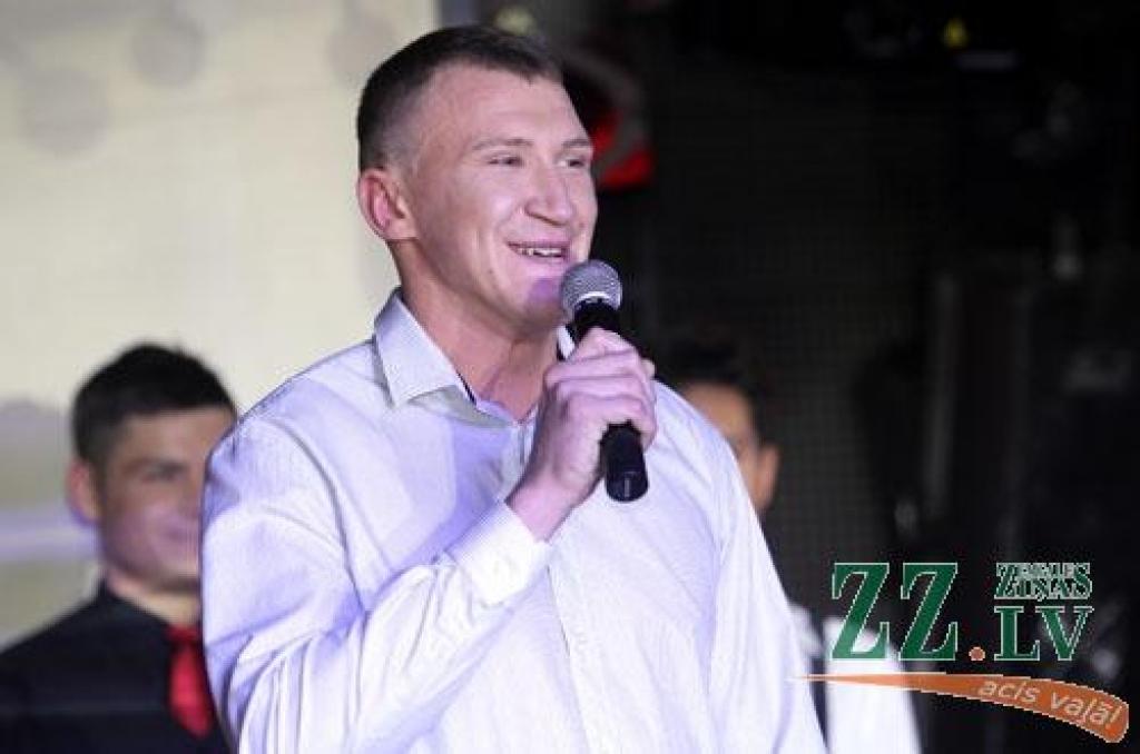 Naktsklubā «Tonuss» noteikti konkursa «Mis un Misters Jelgava 2012» uzvarētāji. No desmit pretendentiem skaistumkaralienes kroni šogad nesīs valgundniece Spīdolas ģimnāzijas 12.klases skolniece Sintija Blūma, bet par «Misteru Jelgava»...