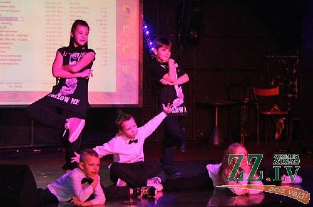 Naktsklubā «Tonuss» noteikti konkursa «Mis un Misters Jelgava 2012» uzvarētāji. No desmit pretendentiem skaistumkaralienes kroni šogad nesīs valgundniece Spīdolas ģimnāzijas 12.klases skolniece Sintija Blūma, bet par «Misteru Jelgava»...