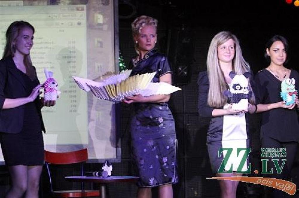 Naktsklubā «Tonuss» noteikti konkursa «Mis un Misters Jelgava 2012» uzvarētāji. No desmit pretendentiem skaistumkaralienes kroni šogad nesīs valgundniece Spīdolas ģimnāzijas 12.klases skolniece Sintija Blūma, bet par «Misteru Jelgava»...
