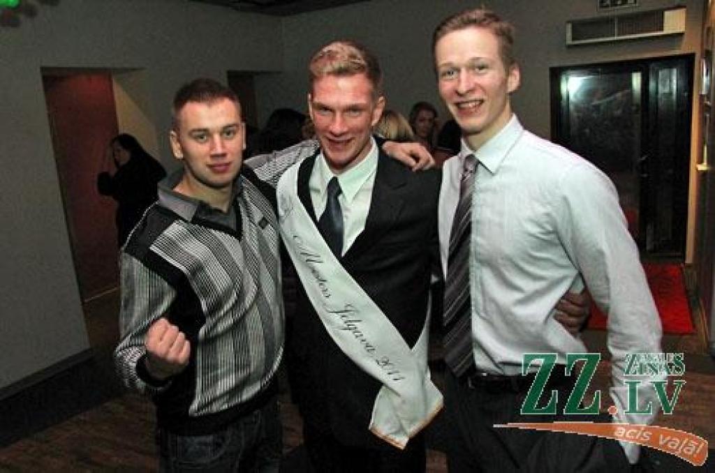 Naktsklubā «Tonuss» noteikti konkursa «Mis un Misters Jelgava 2012» uzvarētāji. No desmit pretendentiem skaistumkaralienes kroni šogad nesīs valgundniece Spīdolas ģimnāzijas 12.klases skolniece Sintija Blūma, bet par «Misteru Jelgava»...