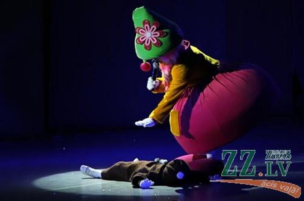 Horeogrāfiskais uzvedums «Ziemas pasaka» pirmizrādi piedzīvoja decembrī, īsi pirms Ziemassvētkiem, bet sestdien bērnu un jauniešu deju kolektīvs «Vēja zirdziņš» aicināja uz labdarības izrādi – biļetes kasē bija dabūjamas bez maksas un...