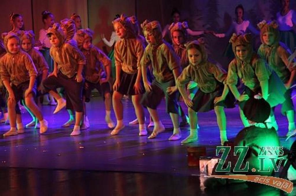 Horeogrāfiskais uzvedums «Ziemas pasaka» pirmizrādi piedzīvoja decembrī, īsi pirms Ziemassvētkiem, bet sestdien bērnu un jauniešu deju kolektīvs «Vēja zirdziņš» aicināja uz labdarības izrādi – biļetes kasē bija dabūjamas bez maksas un...