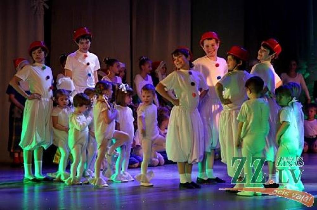 Horeogrāfiskais uzvedums «Ziemas pasaka» pirmizrādi piedzīvoja decembrī, īsi pirms Ziemassvētkiem, bet sestdien bērnu un jauniešu deju kolektīvs «Vēja zirdziņš» aicināja uz labdarības izrādi – biļetes kasē bija dabūjamas bez maksas un...
