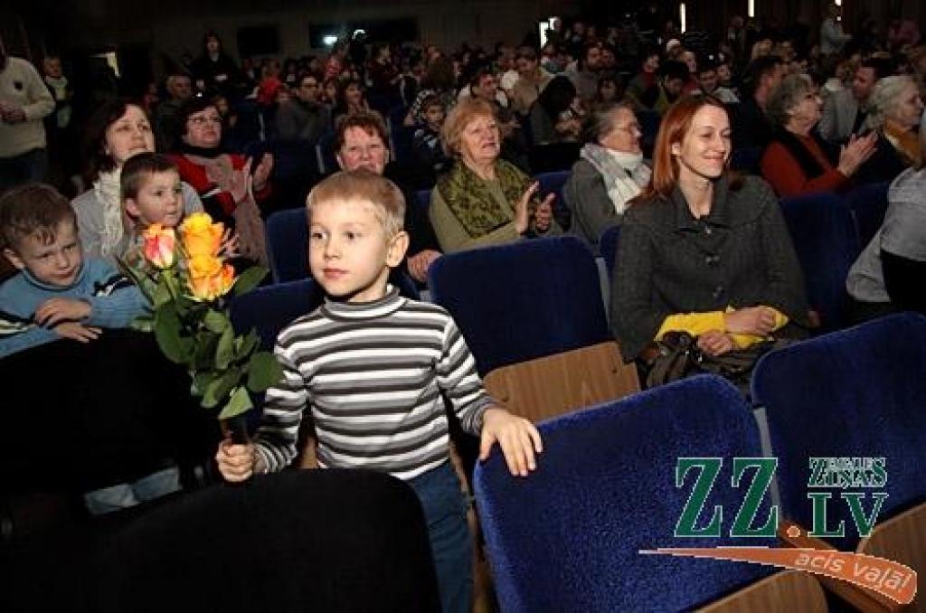 Horeogrāfiskais uzvedums «Ziemas pasaka» pirmizrādi piedzīvoja decembrī, īsi pirms Ziemassvētkiem, bet sestdien bērnu un jauniešu deju kolektīvs «Vēja zirdziņš» aicināja uz labdarības izrādi – biļetes kasē bija dabūjamas bez maksas un...
