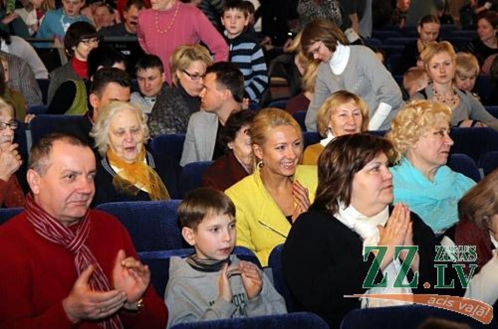 Horeogrāfiskais uzvedums «Ziemas pasaka» pirmizrādi piedzīvoja decembrī, īsi pirms Ziemassvētkiem, bet sestdien bērnu un jauniešu deju kolektīvs «Vēja zirdziņš» aicināja uz labdarības izrādi – biļetes kasē bija dabūjamas bez maksas un...