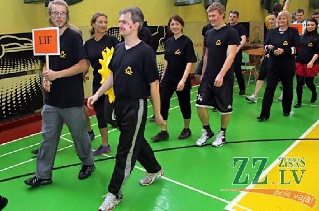 Gadskārtējo Sporta dienu LLU darbiniekiem bija noorganizējis augstskolas Sporta klubs – 11 struktūrvienību komandas mērojās spēkiem tradicionālos un netradicionālos sacensību veidos. Kopvērtējuma uzvarētāju kausu nopelnīja Informācijas...